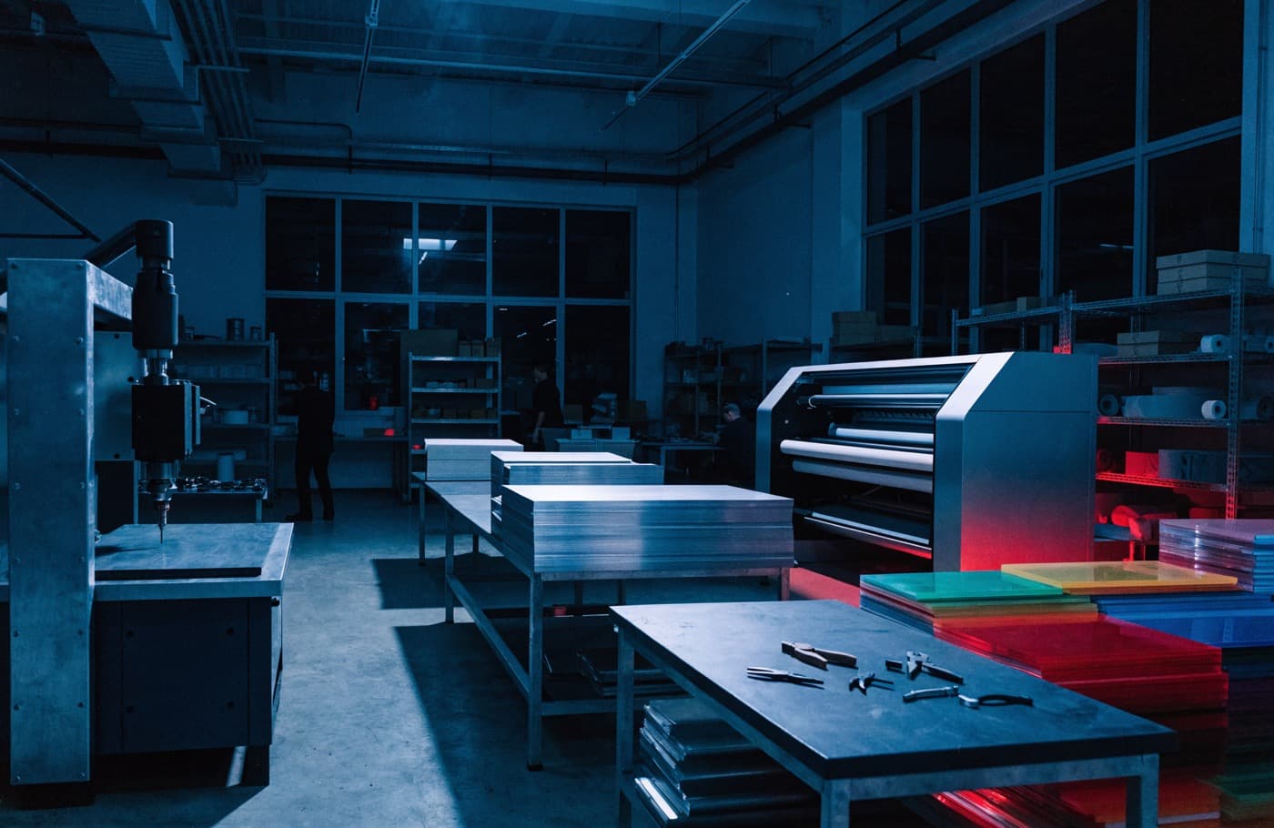 Interno dell'officina Gico Insegne con materiali, plexiglass e lavorazioni in corso