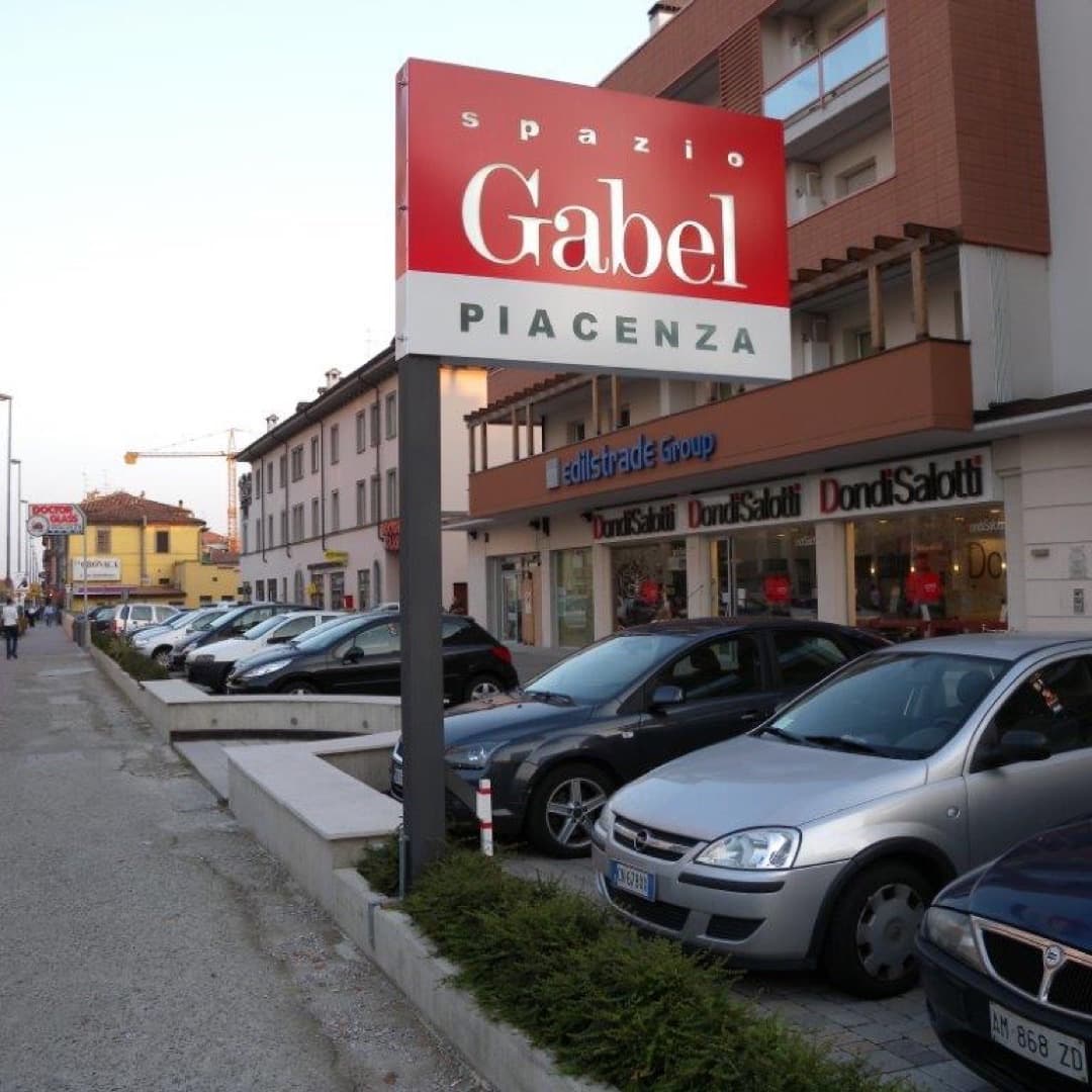 Totem pubblicitario luminoso a bordo strada — realizzazione Gico Insegne